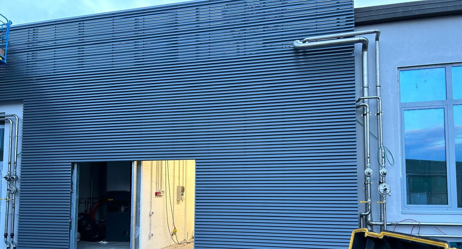 Facciata con rivestimento in lamiera