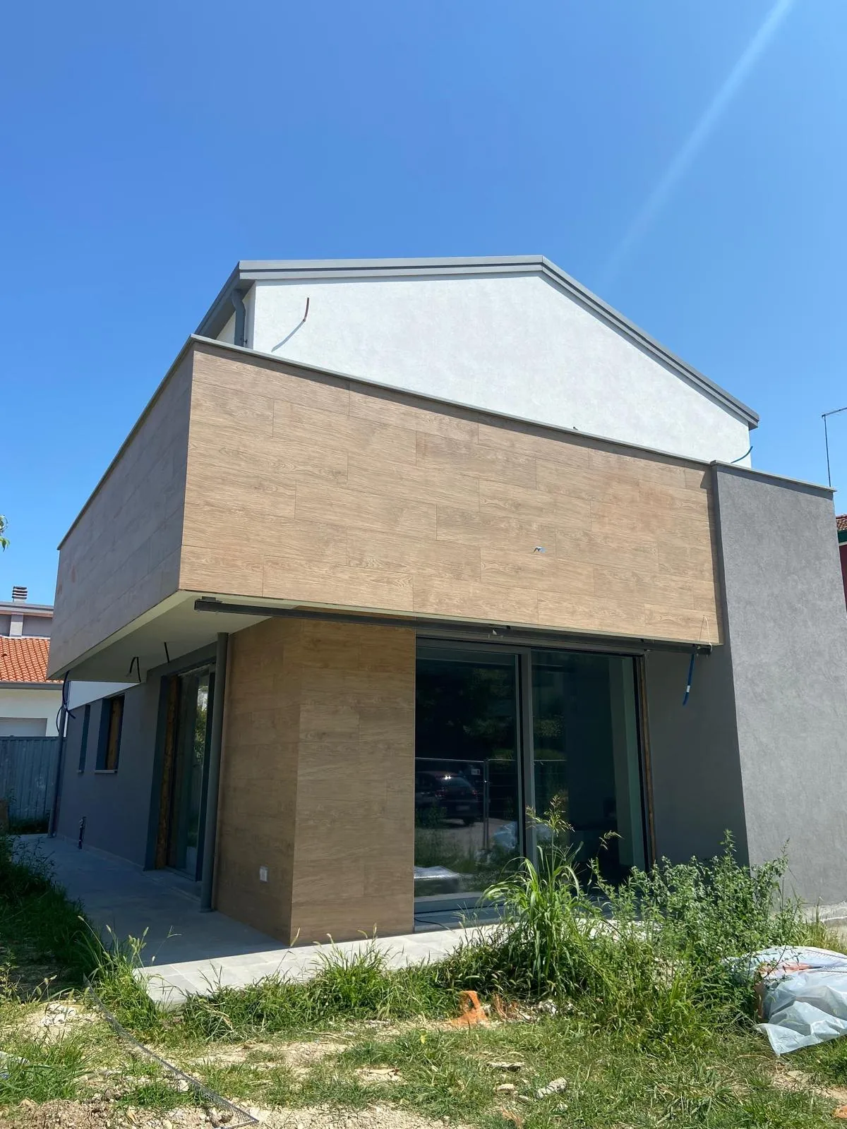 Casa con facciata rivestita effetto legno