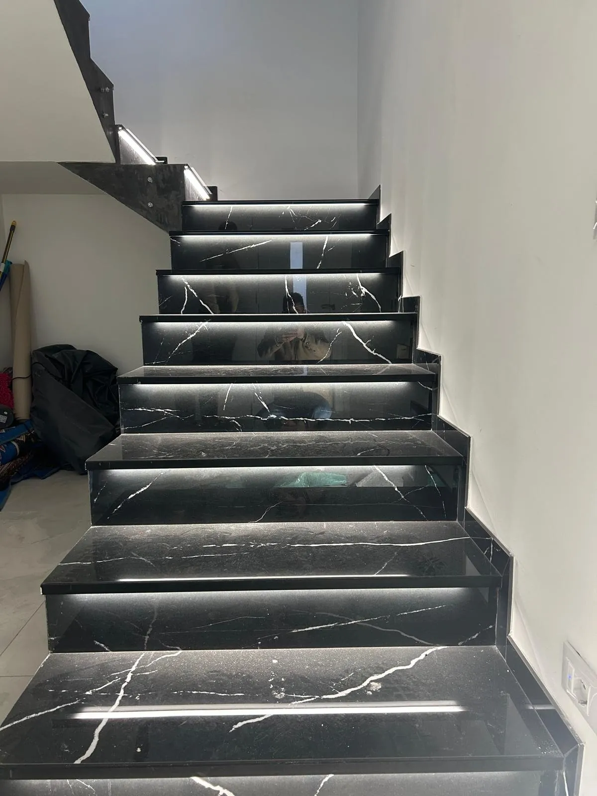 Scala rivestita in marmo nero con luci LED